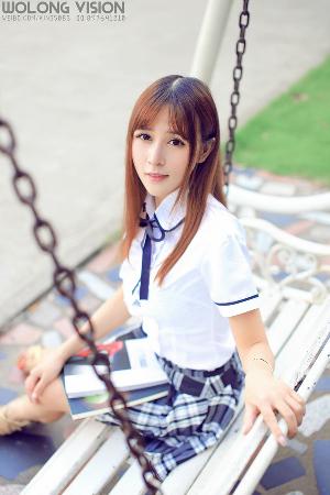 小保姆在厨房做饭